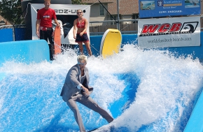 FlowRider® Wave-In-A-Box ДОСТАВЛЯЕТ ТЕ ЖЕ ОСТРЫЕ ОЩУЩЕНИЯ, НО ПРИ ЭТОМ НАХОДЯСЬ В «КОРОБКЕ»