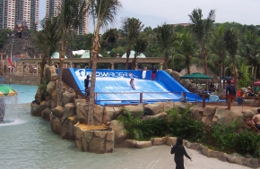 FlowRider® Wave-In-A-Box ДОСТАВЛЯЕТ ТЕ ЖЕ ОСТРЫЕ ОЩУЩЕНИЯ, НО ПРИ ЭТОМ НАХОДЯСЬ В «КОРОБКЕ»
