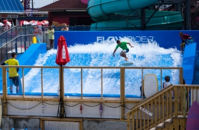 FlowRider® Wave-In-A-Box ДОСТАВЛЯЕТ ТЕ ЖЕ ОСТРЫЕ ОЩУЩЕНИЯ, НО ПРИ ЭТОМ НАХОДЯСЬ В «КОРОБКЕ»
