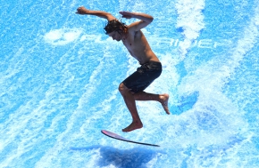 FlowRider® Wave-In-A-Box ДОСТАВЛЯЕТ ТЕ ЖЕ ОСТРЫЕ ОЩУЩЕНИЯ, НО ПРИ ЭТОМ НАХОДЯСЬ В «КОРОБКЕ»