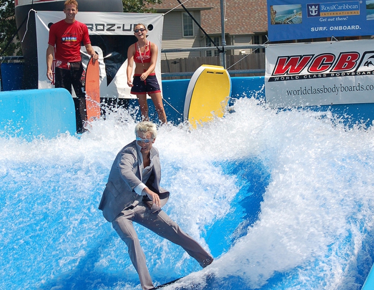 FlowRider® Wave-In-A-Box ДОСТАВЛЯЕТ ТЕ ЖЕ ОСТРЫЕ ОЩУЩЕНИЯ, НО ПРИ ЭТОМ НАХОДЯСЬ В «КОРОБКЕ»
