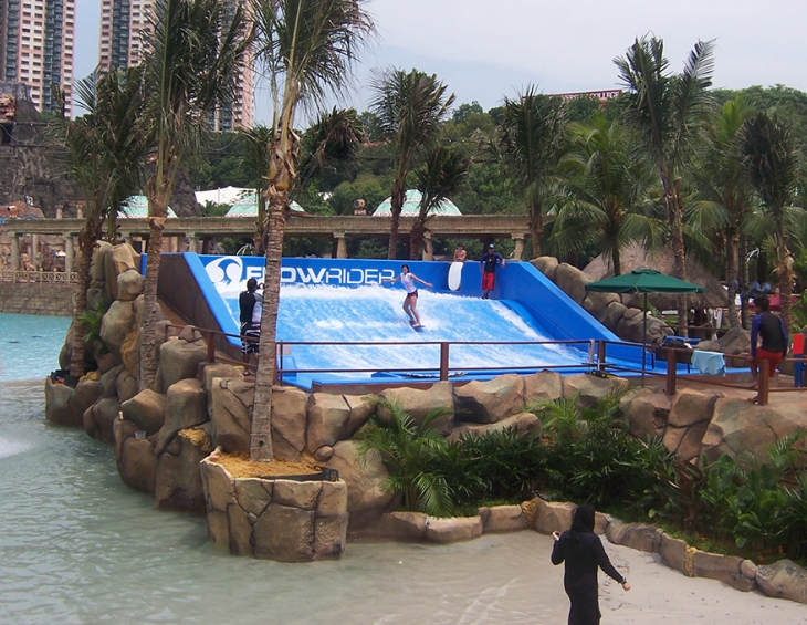 FlowRider® Wave-In-A-Box ДОСТАВЛЯЕТ ТЕ ЖЕ ОСТРЫЕ ОЩУЩЕНИЯ, НО ПРИ ЭТОМ НАХОДЯСЬ В «КОРОБКЕ»