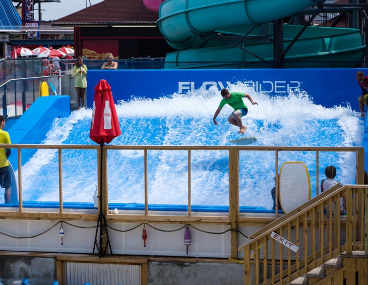 FlowRider® Wave-In-A-Box ДОСТАВЛЯЕТ ТЕ ЖЕ ОСТРЫЕ ОЩУЩЕНИЯ, НО ПРИ ЭТОМ НАХОДЯСЬ В «КОРОБКЕ»