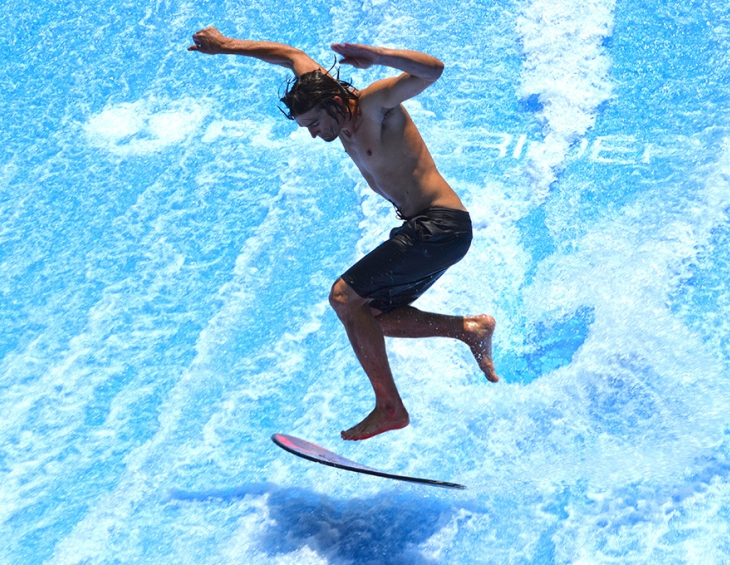 FlowRider® Wave-In-A-Box ДОСТАВЛЯЕТ ТЕ ЖЕ ОСТРЫЕ ОЩУЩЕНИЯ, НО ПРИ ЭТОМ НАХОДЯСЬ В «КОРОБКЕ»